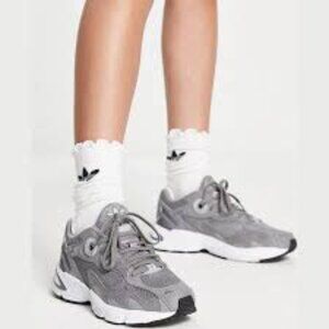 Adidas astir sneakers